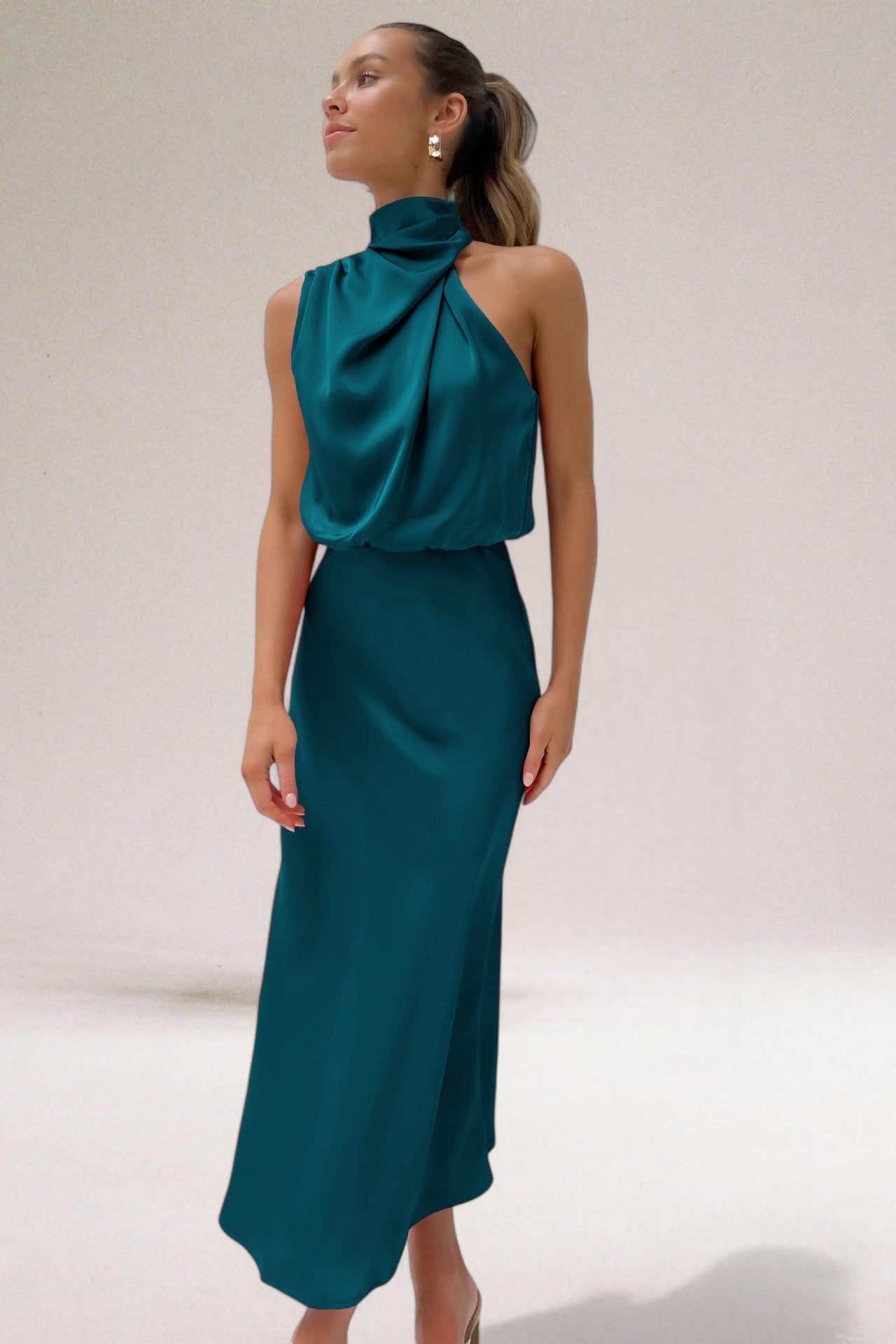 BENFIERI™ | Glamourklänning i satin med halterneck