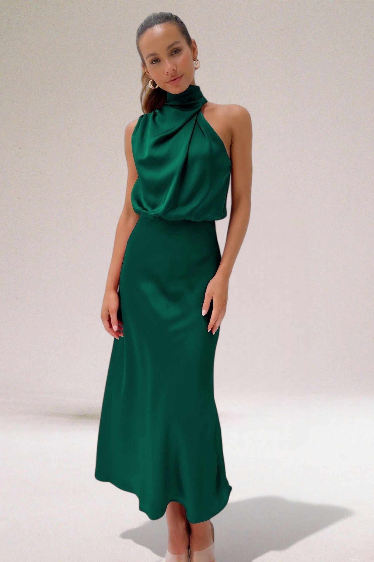 BENFIERI™ | Glamourklänning i satin med halterneck