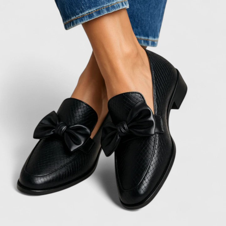 Elin | Eleganta svarta loafers med rosett