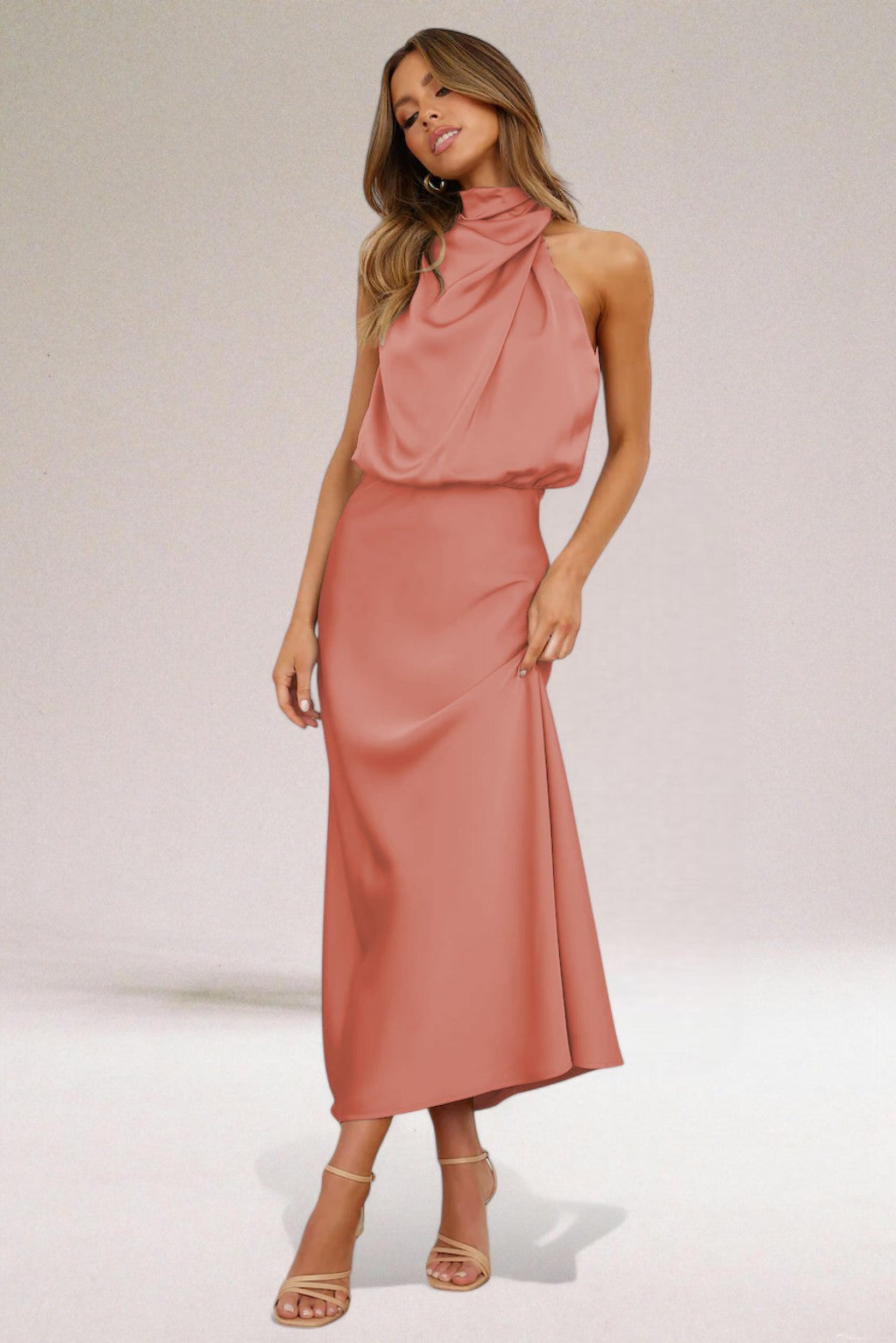 BENFIERI™ | Glamourklänning i satin med halterneck
