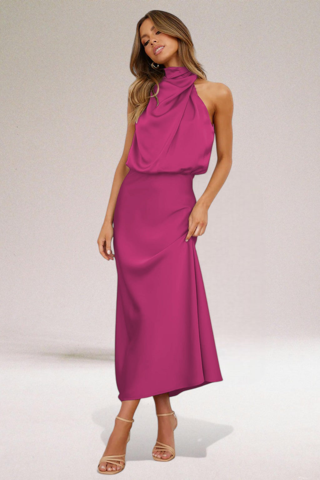 BENFIERI™ | Glamourklänning i satin med halterneck