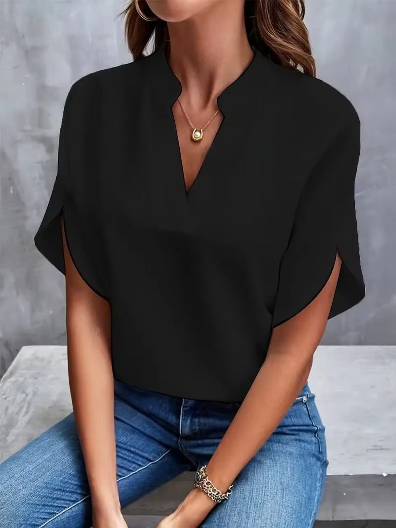 BENFIERI™ | Malin – V-ringad topp i mjukt tyg och feminin ton